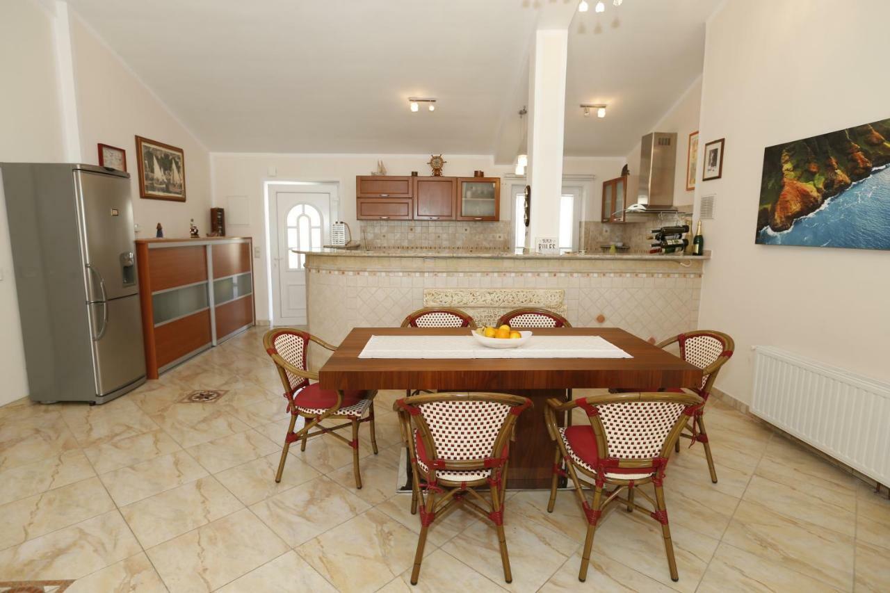 Apartment Bojan With Terrace And Sea View Башка Экстерьер фото